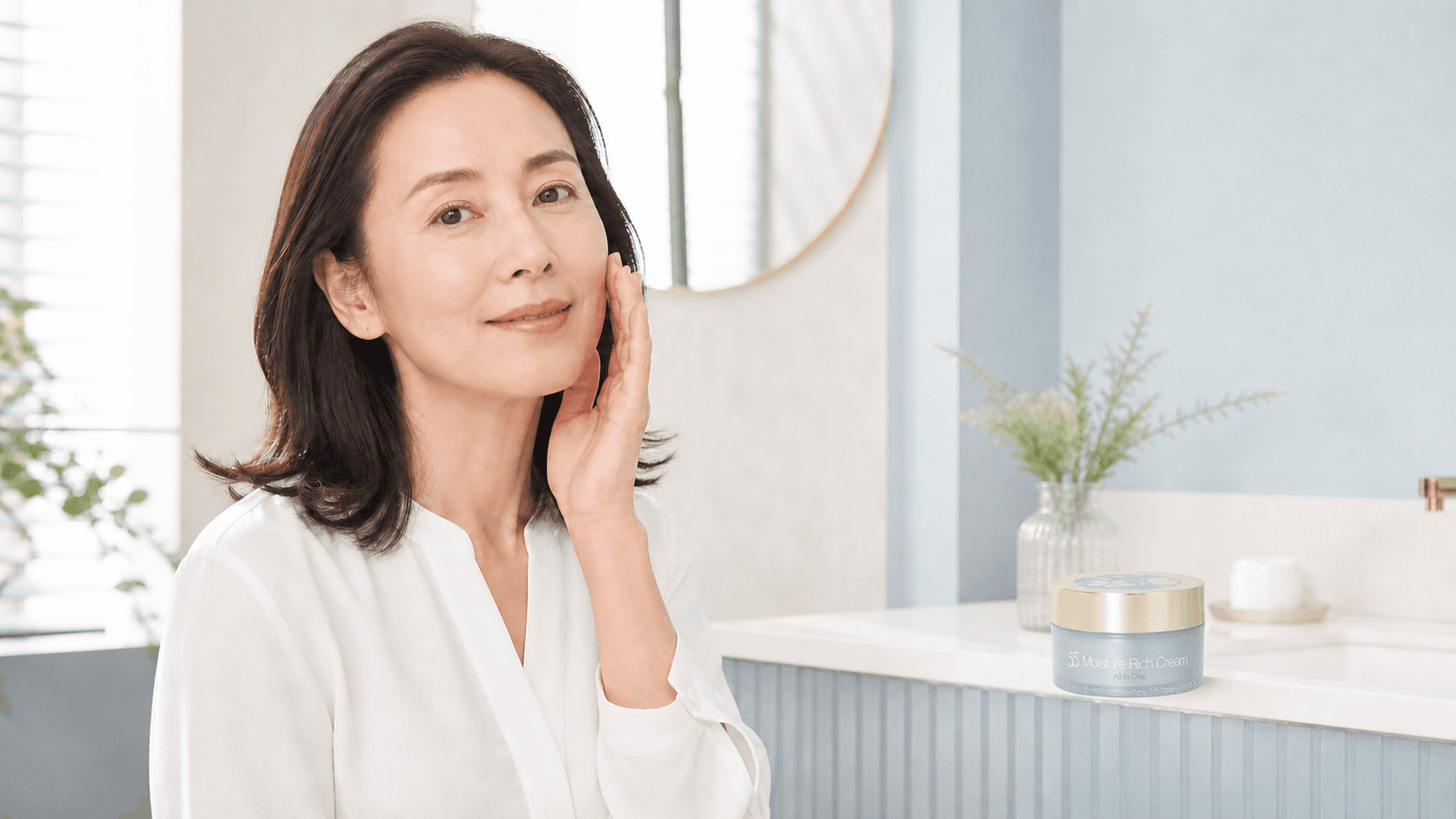 55 モイスチャーリッチクリームを使う50代女性の生成イメージ